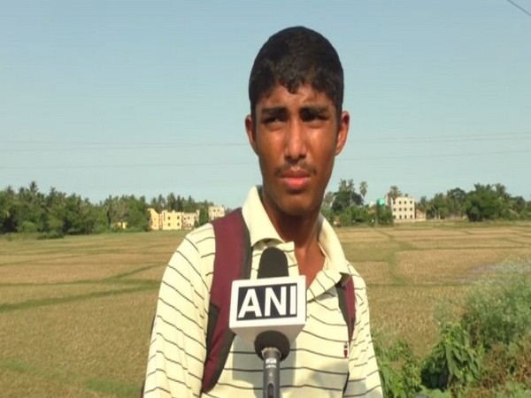 Mahesh Jena, who cycled from Maharashtra to Odisha for 7 days, speaking to ANI after being released from quarantine. Photo/ANI