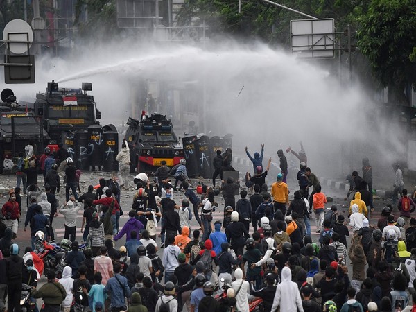 Indonesian police fired tear gas at the protesters gathered outside the presidential palace and the demonstrators threw rocks at the police in retaliation. (Photo credit: Reuters)