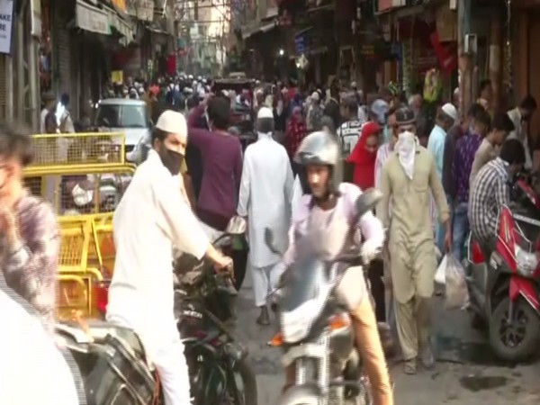 People shopping in Jama Masjid market ahead of Eid-ul-Fitr. Photo/ANI