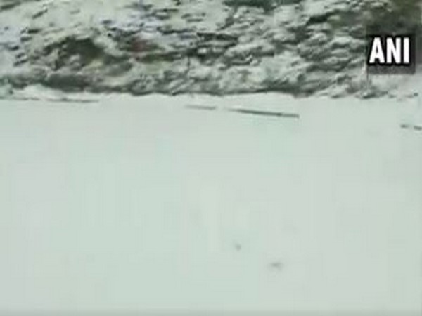  Higher reaches of Pirpanjal mountain range receives heavy snowfall, resulting in the closure of Mughal road in Jammu. (Photo/ANI)