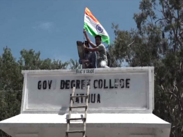 Students welcome the abrogation of Article 370 in Jammu and Kashmir by hoisting national flag in Kathua on Friday. Photo/ANI