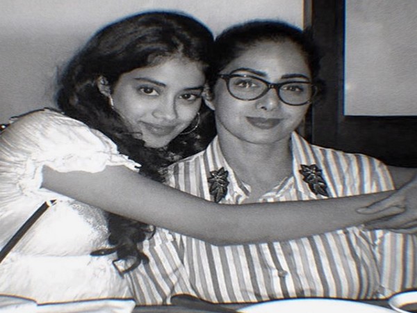 Actor Janhvi Kapoor with late mother Sridevi (Image source: Instagram)