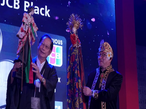 Jahja Setiaatmadja, President and Director of BCA and Kimihisa Imada, President of JCB International exchanged dolls for Japan and Indonesia to symbolize JCB-BCA black credit card.