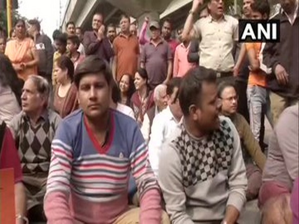 A view of the protest by the residents of Jasola, Sarita Vihar against blocking of roads at Shaheen Bagh in New Delhi on Sunday. Photo/ANI