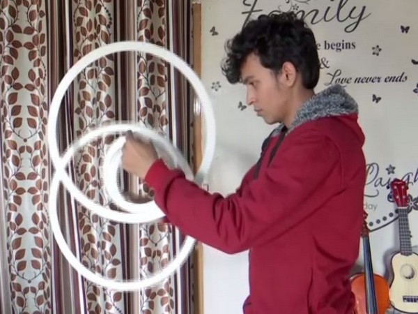 Vidhata Singh Jaura performing art using rings in Dehradun in Uttarakhand Photo/ANI