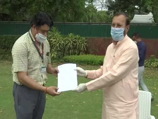 Information and Broadcasting Minister Prakash Javadekar felicitates COVID-19 frontline warriors in Delhi on Thursday. Photo/ANI