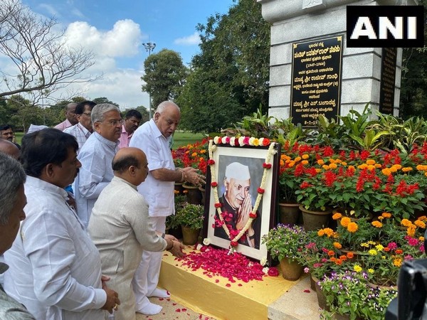 CM BS Yeddiyurappa and State Minister Basavaraja Bommai paying tributes to Jawaharlal Nehru on Thursday.