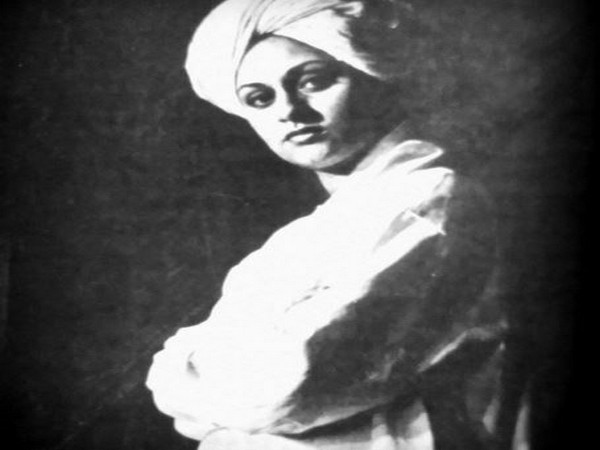 Actor Jaya Bachchan dressed up as Swami Vivekananda for an old Bengali film 'Dagtar Babu' (Image courtesy: Instagram)