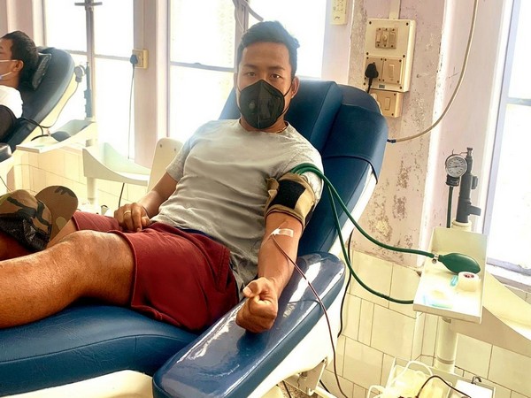 Indian striker Jeje Lalpekhlua while donating blood. (Photo/Indian Football Team Twitter)