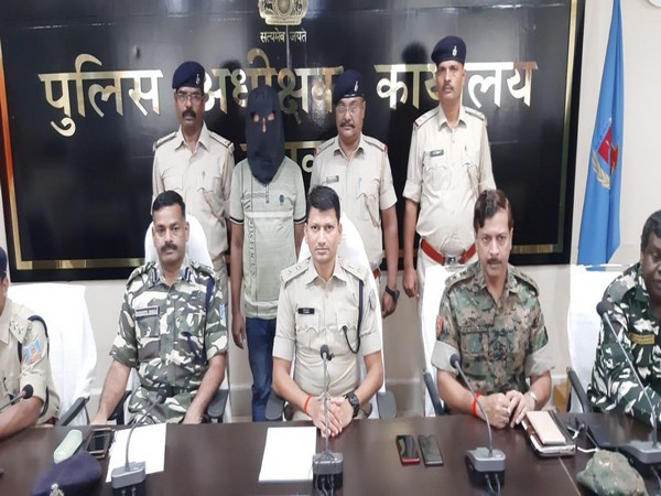 Dumka Superintendent of Police YS Ramesh addressing a press conference on Monday. (Photo/ANI)