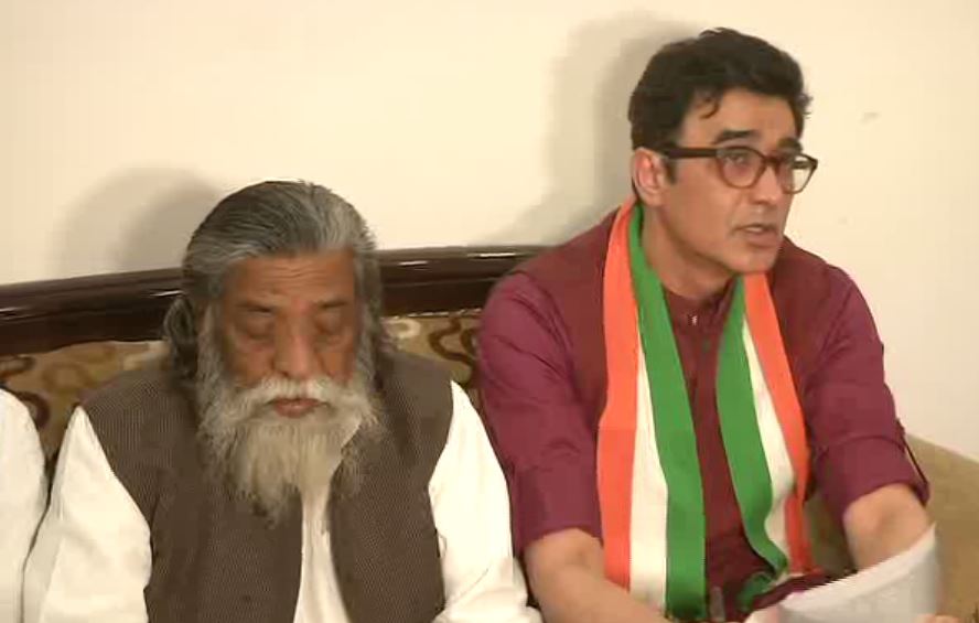 JMM supremo Shibu Soren, left, during a press conference in Ranchi, Jharkhand on Sunday. Photo/ANI