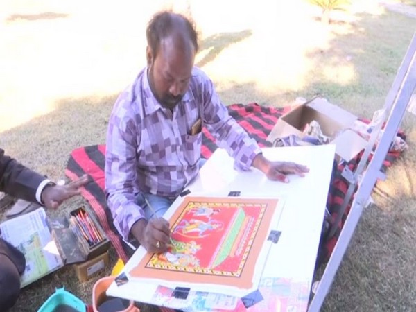 Madhu Merghojo, an artist from Telangana paint Ram-Sita swayamwar painting in Jharkhand's Latehar. Photo/ANI