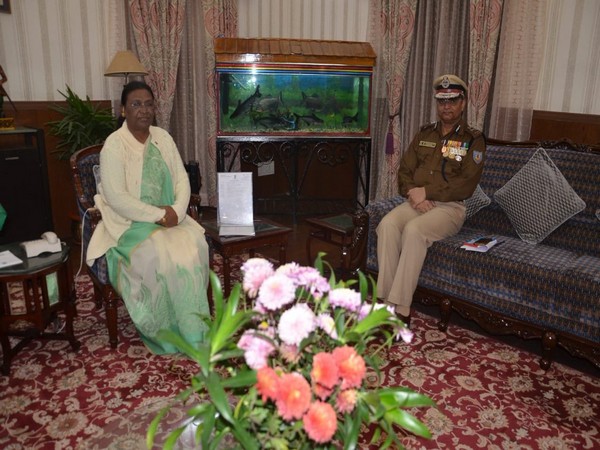Jharkhand Governor Draupadi Murmu met DGP KN Choubey on Sunday at the Raj Bhawan in Ranchi. (Image Courtesy: Information & Public Relation Department (IPRD), Jharkhand)