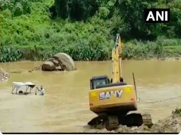 Tractor being rescued from a river in Jharkhand. Photo/ANI