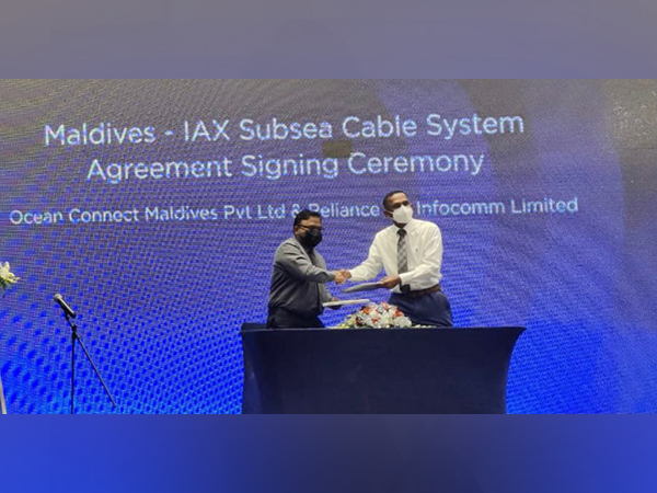 R to L: Mathew Oommen, President & Board Member of Reliance Jio, and Riyaz Mansoor, Chairperson of Ocean Connect Maldives, signing agreement for New Subsea Cable System IAX. 
