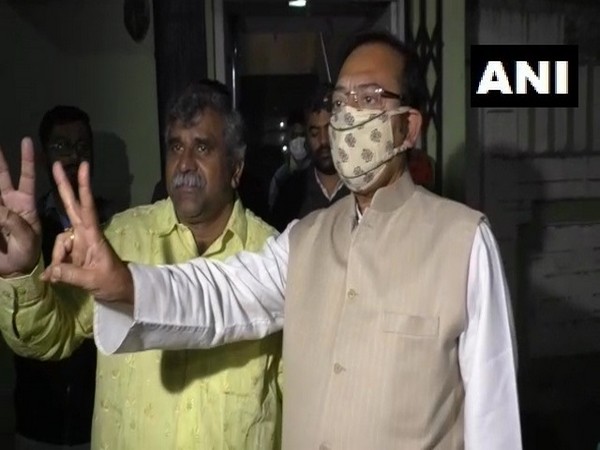 Jitendra Tiwari (left)