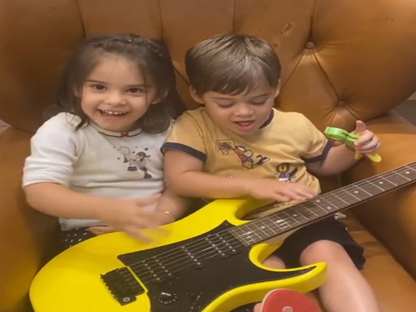 Director Karan's children Yash and Roohi Johar singing (Image Source: Instagram)