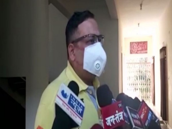 Betul SDoP Vijay Punj speaking to reporters about the suspected poisoning of Betul's additional district and sessions judge Mahendra Kumar Tripathi and his son.