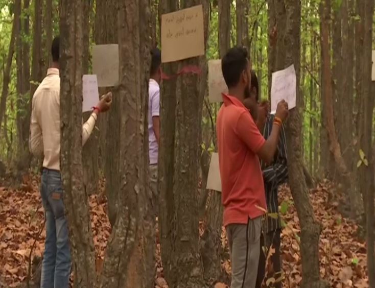 Volunteers putting up awareness messages in jungle in Hazaribagh. Photo/ANI