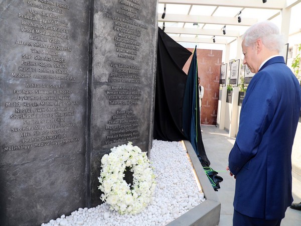 US ambassador to India Kenneth Juster pays tribute to victims of Mumbai terror attacks (Picture Credits: Ken Juster/Twitter)