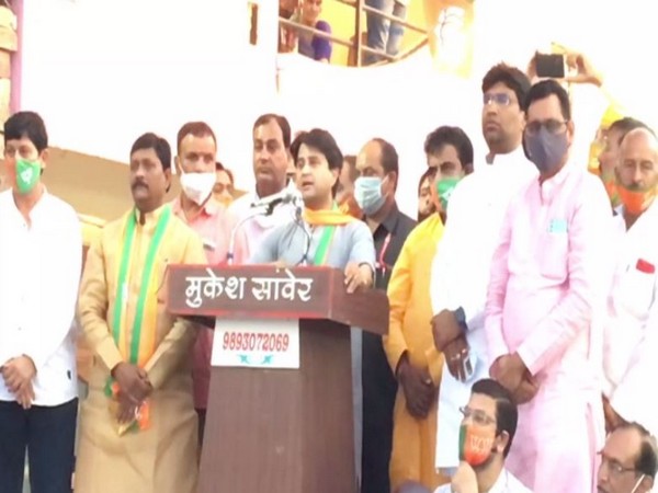 BJP leader jyotiraditya Scindia speaking at an election rally in Indore on Tuesday. [Photo/ANI]