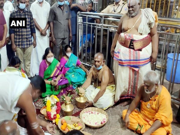VK Sasikala performed a puja at Ramanathaswamy Temple on Monday. 