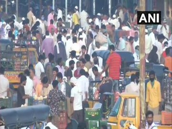  People in Kalaburagi defy social distancing norms as heavy crowd gathers at a vegetable market,