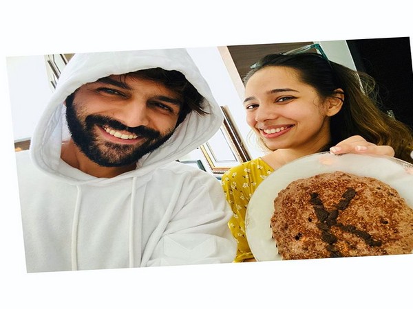 Actor Kartik Aaryan along with sister Kritika Tiwari (Image courtesy: Twitter) 