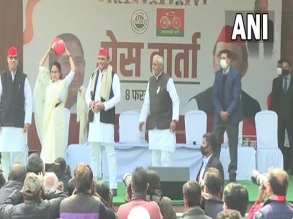 Mamata Banerjee and Akhilesh Yadav in Lucknow (Photo/ANI) 