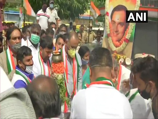 KPCC leaders paying tribute to former PM Rajiv Gandhi in Bengaluru on Thursday.
