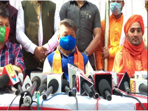 BJP General Secretary, Kailash Vijayvargiya addressing a press conference in Indore on Sunday.
