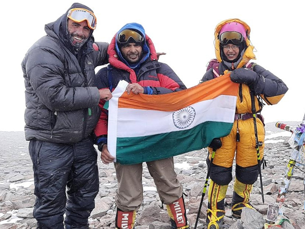 Kaamya Karthikeyan (R) summited Mount Aconcagua on February 1, 2020