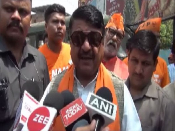 BJP General Secretary Kailash Vijayvargia talking to reporters in Howrah on Sunday (Photo/ANI)