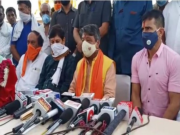 BJP General Secretary Kailash Vijayvargiya. (second from right) speaking to reporters in Indore on Saturday. (Photo/ANI)