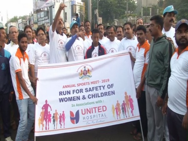 Kalaburagi police and citizens flagging off the marathon event on Sunday