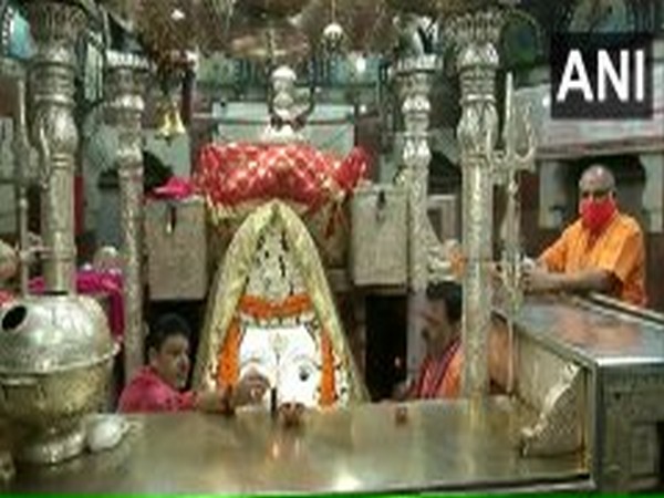 People offer prayers at Kalka Ji Temple as Government has allowed reopening of religious places from today. Photo/ANI