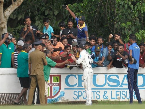 New Zealand skipper Kane Williamson with Sri Lankan fans on Thursday. (Photo/ Sri Lanka Cricket Twitter) 