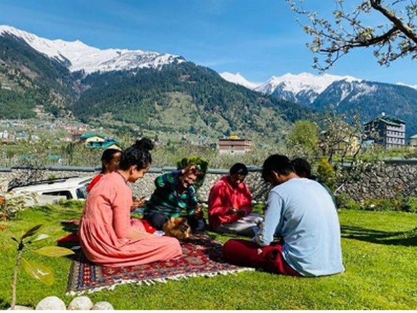 Actor Kangana Ranaut playing cards with her family (Image source: Instagram)
