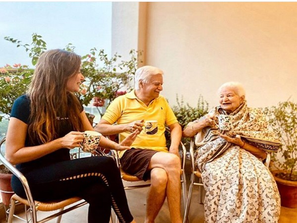 Singer Kanika Kapoor with family (Image Source: Instagram)