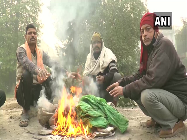 Due to intense cold, labourers gathered on the street and set up bonfires to keep themselves warm in Uttar Pradesh's Kanpur. 