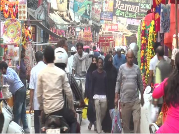 Markets get crowded in Kanpur (Photo ANI) 