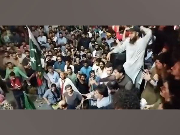 PTI supporters at Karachi's Shahrah-e-Faisal streets. (Twitter/PTI)