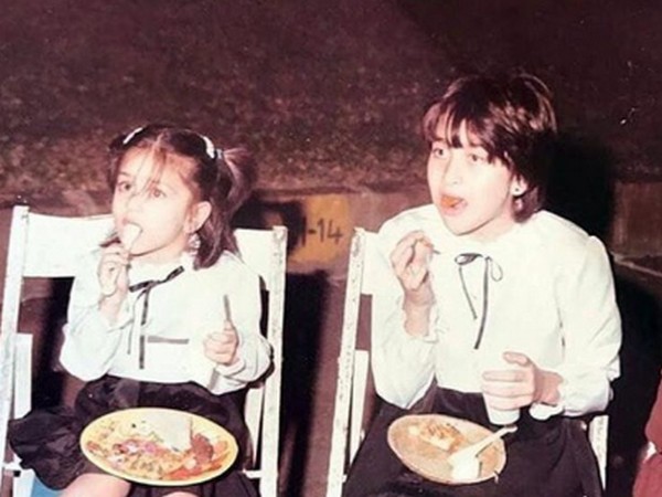 Childhood picture of Kareena and Karisma (Image Source: Instagram)