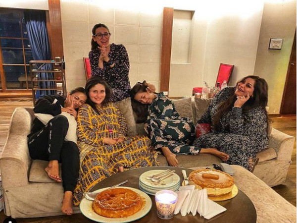 Actors Kareena Kapoor Khan, Karisma Kapoor, Malaika Arora, Amrita Arora and their friend Malika Bhat (Image Source: Instagram)