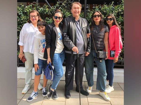 Kareena Kapoor Khan and Karisma Kapoor with their parents and children (Image courtesy: Instagram)