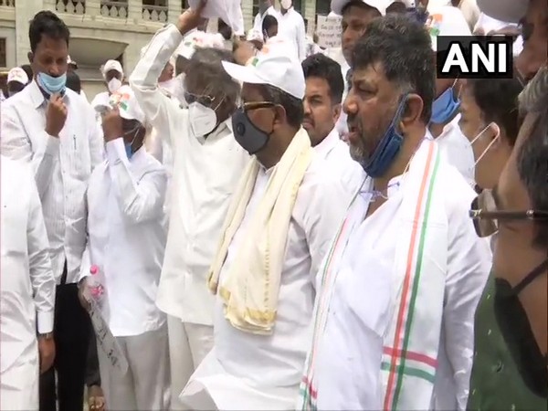 Karnataka Congress leaders hold protest at Vidhan Soudha. [Photo/ANI] 