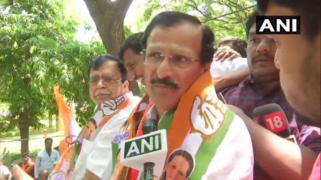 Congress sitting MP SP Muddahanumegowda speaks to media persons in Karnataka's Tumkur on Monday. Photo/ANI