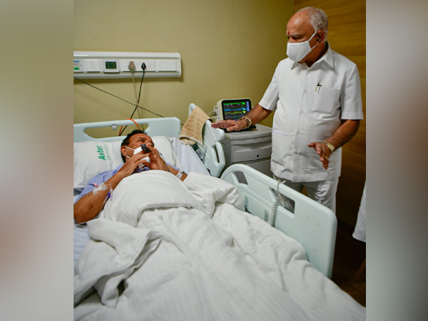 Karnataka Chief Minister, BS Yediyurappa visits Union Minister D.V.S. Gowda in hospital (Photo: Twitter)