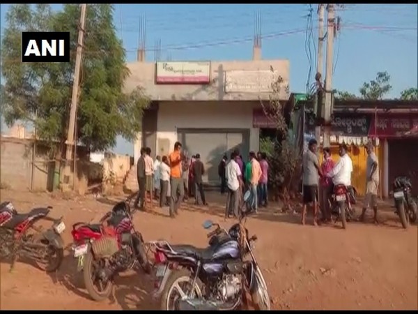 People in Karnataka gathered outside liquor shop based on rumors of its opening . Photo/ ANI