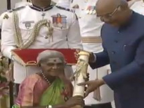 Saalumarada Timmakka receiving Padma Shri award from President Ram Nath Kovind last year in New Delhi. Photo/ANI